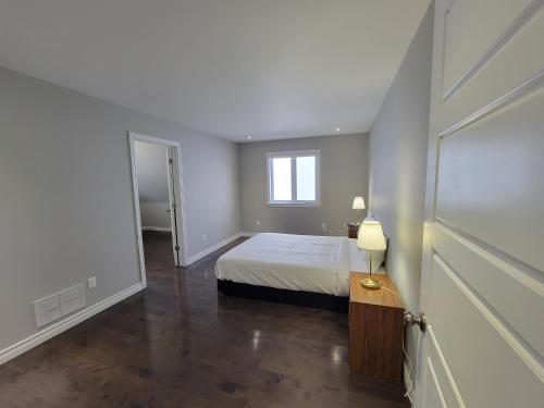 Katil atau katil-katil dalam bilik di Beautiful single House in Rockland,ON