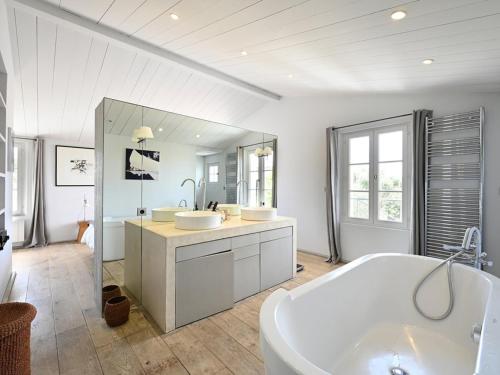 Baño blanco con 2 lavabos y bañera en Maison Les Portes-en-Ré, 6 pièces, 10 personnes - FR-1-434-87, en Les Portes