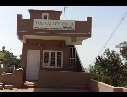 科塔吉里的住宿－The Valley Villa，一座带有读取山谷别墅标志的建筑