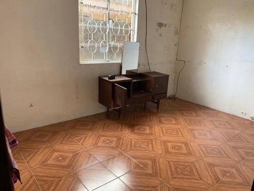 ein leeres Zimmer mit einem Schreibtisch und einem Fenster in der Unterkunft NR appartments in Curepipe