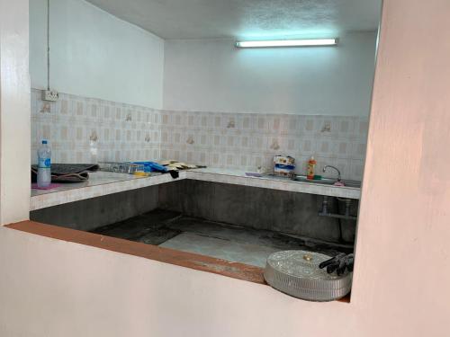 brudną kuchnię ze zlewem i lustrem w obiekcie NR appartments w mieście Curepipe