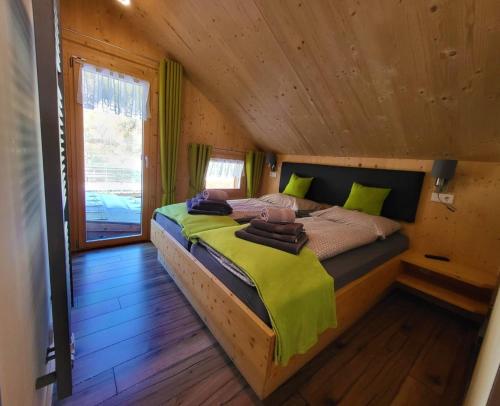 Un pat sau paturi într-o cameră la Kreischberg Chalet in Murau