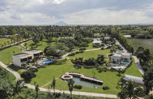- une vue aérienne sur une maison avec un parc dans l'établissement Gunita Villas, à Santo Tomas