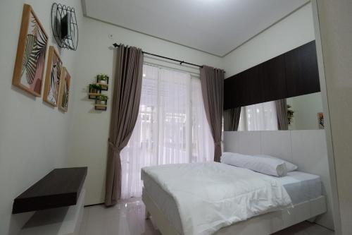 um quarto com uma cama e uma grande janela em Villa Brassia - 3 Bedrooms 