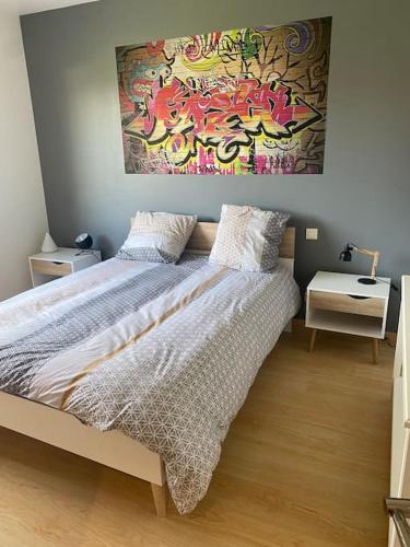 une chambre avec un lit et un tableau au mur dans l'établissement Villa Sany:10 Pers Maison 200m2 piscine , jacuzzi, à Narrosse