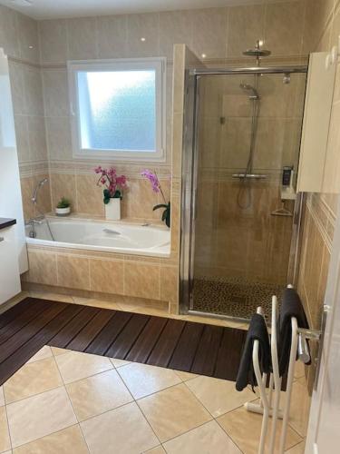 une salle de bain avec douche et baignoire dans l'établissement Villa Sany:10 Pers Maison 200m2 piscine , jacuzzi, à Narrosse