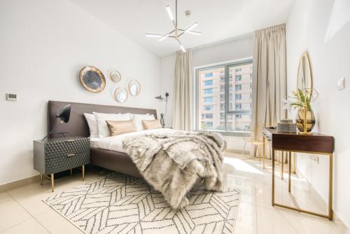 Кровать или кровати в номере Maison Privee - Radiant Urban Retreat with Iconic Burj Khalifa Vws