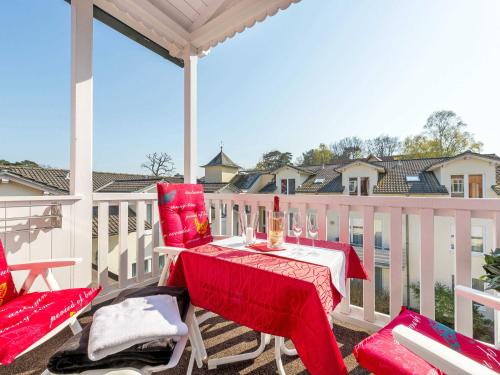 - une terrasse couverte avec une table et des chaises sur un balcon dans l'établissement Haus Liebeskind - WG 4 "Gelbe Calla", à Binz