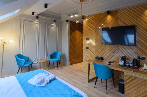 a hotel room with a bed and a flat screen tv at HOTEL VIENA in Satu Mare
