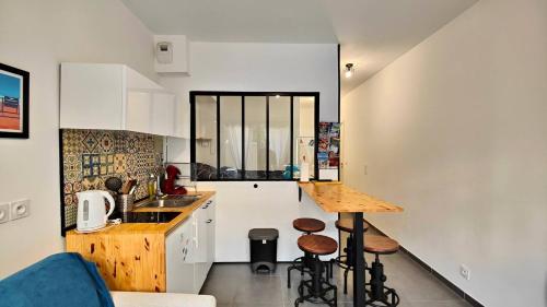 - une cuisine avec un comptoir et des tabourets dans une pièce dans l'établissement Alex Nice Studio, à Nice