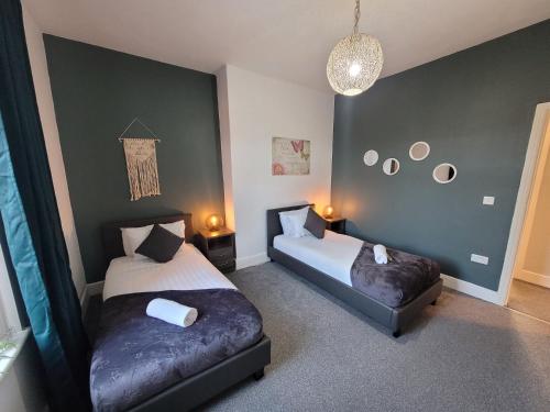 2 Betten in einem Zimmer mit grünen Wänden in der Unterkunft Luke Stays - Rokeby Street in Lemington