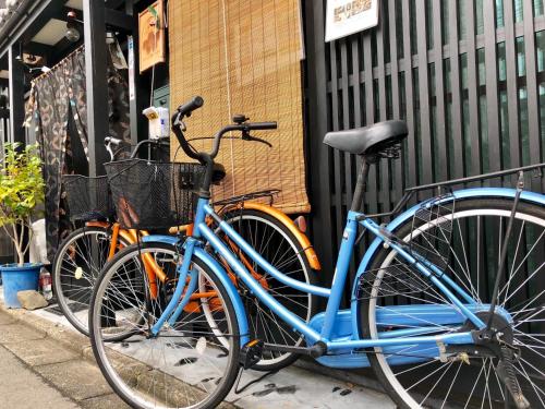 Una bicicleta azul estacionada al lado de una calle en Tsubakian / Kyoto / Vacation STAY 65291 en Kioto
