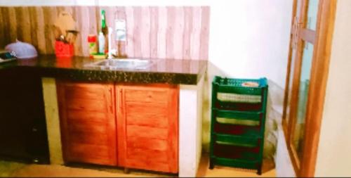- une cuisine avec un évier et un comptoir dans l'établissement Jayanika Residence, à Tangalle