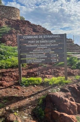 a sign on the side of a mountain at Maison du pêcheur bord de mer - 2 à 4 pers in Saint-Raphaël