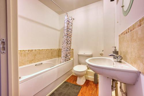 La salle de bains est pourvue d'un lavabo, d'une baignoire et de toilettes. dans l'établissement Blue Cedar 2 Bed, 2 Bath Apt with Parking, Birmingham by 360Midlands, à Sutton Coldfield