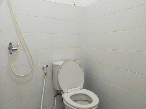 een badkamer met een toilet en een douche bij The Valley Guesthouse in Malang