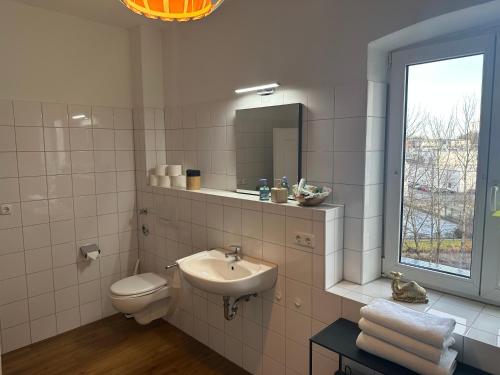y baño con lavabo, aseo y espejo. en Mühlbach´s, en Kaufbeuren