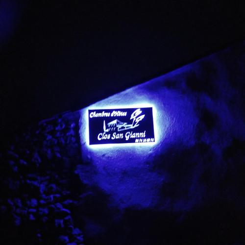 a sign that is on top of a pile of rocks at Chambre d'hôtes Sauternais in Pujols-sur-Ciron