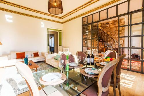 un salon avec une table et des chaises dans l'établissement LE PALAZZO AP4329 By Riviera Holiday Homes, à Nice