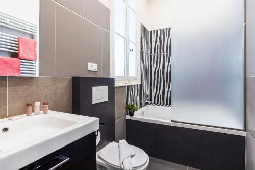 une salle de bain avec un lavabo, des toilettes et une baignoire dans l'établissement LE PALAZZO AP4329 By Riviera Holiday Homes, à Nice
