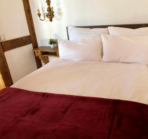 - un grand lit blanc avec des oreillers blancs dans une chambre dans l'établissement Eurenerstrasse 179 Tourist Apartments, à Trèves