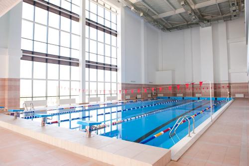 Олимпийский центр Акбулак 내부 또는 인근 수영장