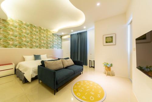 ein Schlafzimmer mit einem Bett und einem Sofa in der Unterkunft Romatic Venice Homestay in Luodong