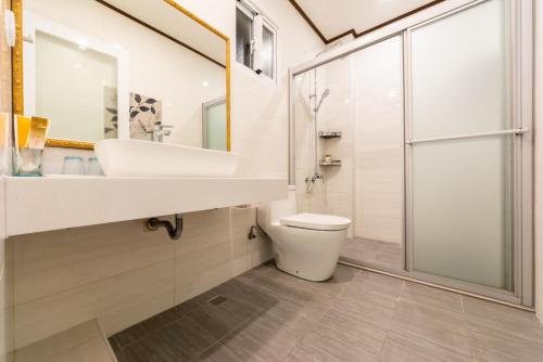 a bathroom with a sink and a toilet and a shower at Romatic Venice Homestay in Luodong