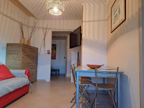 een woonkamer met een blauwe tafel en een bank bij HomeRaffa in Ovodda