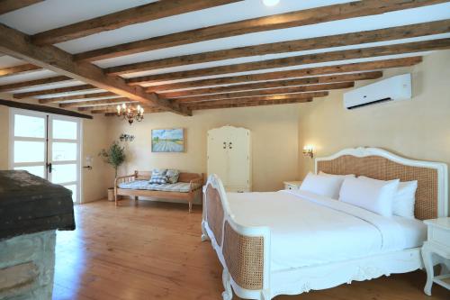 1 dormitorio con cama blanca y sofá en Moon River Village en Ban Bu Khanun