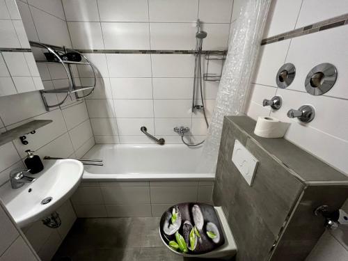 a bathroom with a tub and a toilet and a sink at BERGFEX Falkenberg 202 mit Sommer-Bergbahnticket in Oberstdorf