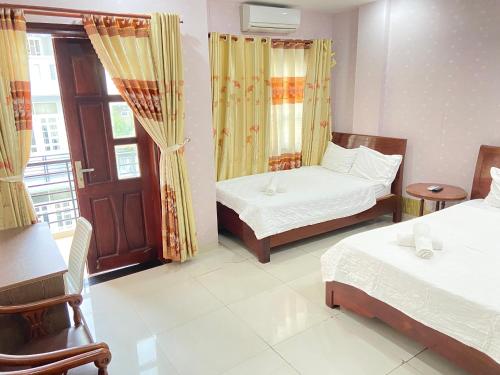 Postel nebo postele na pokoji v ubytování Trung hoa HOTEL