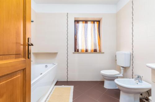ein Bad mit einem WC und einem Waschbecken in der Unterkunft Apartment Luana A1 in Fažana