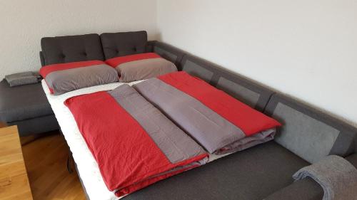 uma cama no canto de um quarto em FeWo H Reußwig em Nidda