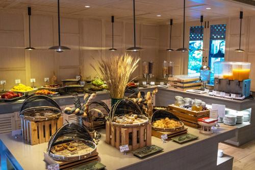 een keuken met manden eten op een aanrecht bij Khaolak Merlin Resort in Khao Lak