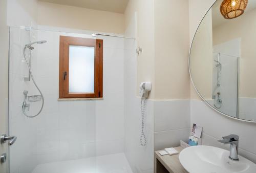 een badkamer met een wastafel en een spiegel bij VOI Le Muse Essentia in Zambrone