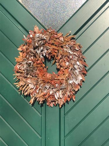 a wreath on a green garage door at Ferienwohnung Schwarzindien in Mondsee