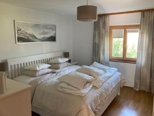 a bedroom with two beds with pillows and a window at Ferienwohnung Schwarzindien in Mondsee