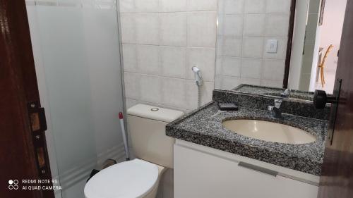 y baño con lavabo y aseo. en Maison D'Etoile 205, en João Pessoa