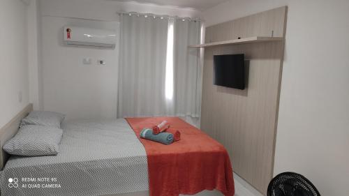 Un dormitorio con una cama con un juguete azul. en Maison D'Etoile 205, en João Pessoa