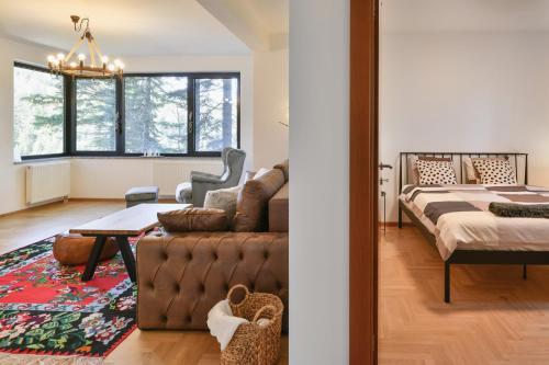 uma sala de estar com um sofá e uma mesa em Bellevue Bjelasnica em Bjelašnica