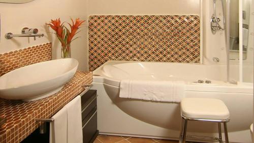 a bathroom with a tub and a sink and a toilet at Hotel Mozart in Rome