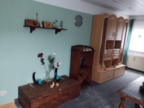 een woonkamer met een houten kast en een tafel bij MorgenTau in Bad Herrenalb