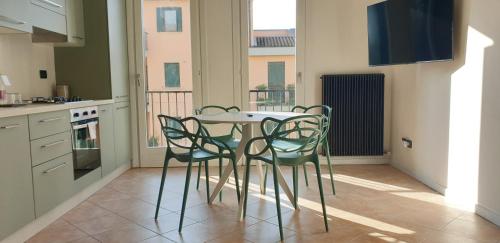 cocina con mesa y sillas en una habitación en Venice & Treviso - ANTHEA design apartments, en Casièr