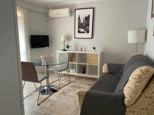 a living room with a couch and a table at acogedor apartamento placentines in Seville