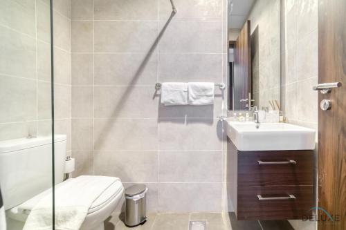 Koupelna v ubytování Alluring 3BR Townhouse at DAMAC Hills 2, Dubailand by Deluxe Holiday Homes