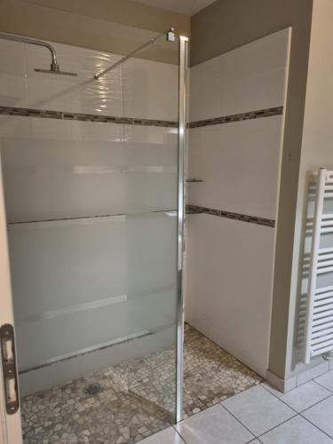Cette chambre dispose d'une porte de douche en verre. dans l'établissement Au cocon de Lin, au Neubourg