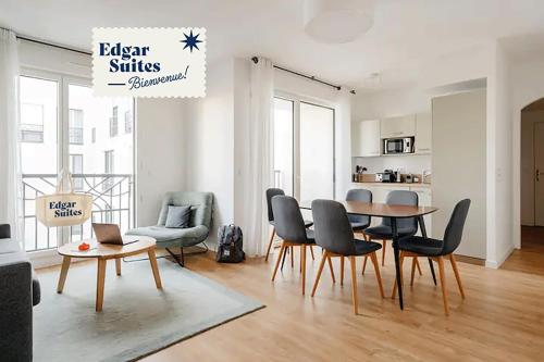 sala de estar con mesa y sillas en Edgar Suites Levallois – Jules Verne en Levallois-Perret