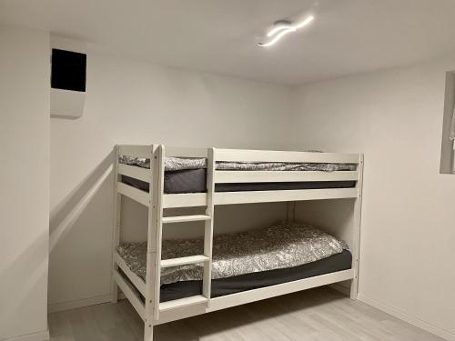 Haus Balke في Hatzfeld: سرير بطابقين أبيض في الغرفة