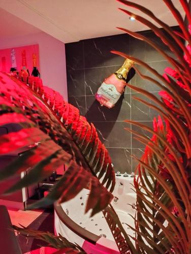 une peinture d'une bouteille de vin sur un mur dans l'établissement ESCAPADE en CHAMPAGNE Moments conviviaux entre amis, famille, à Épernay